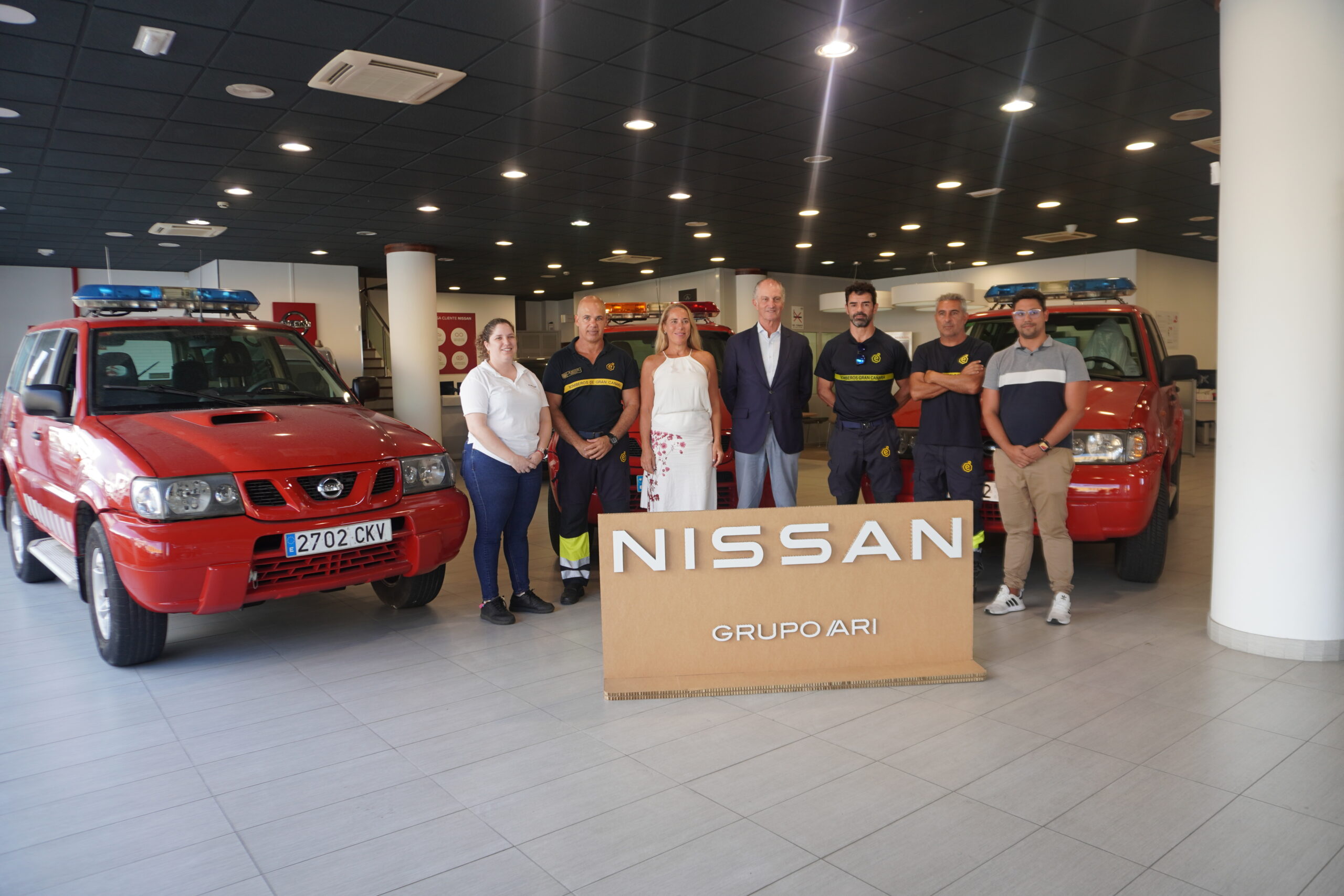 Entrega vehículos Nissan bomberos